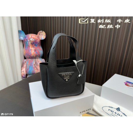 2023.11.06 Cowhide 240 Folding Box with Scarf Reprint Top Quality Size: 18.16cm Prada Vegetable Basket Looks Great!! Original hardware, original cowhide counter, one bag is hard to find, especially during this season ⚠ Orders exported to South Korea! ⚠ Th