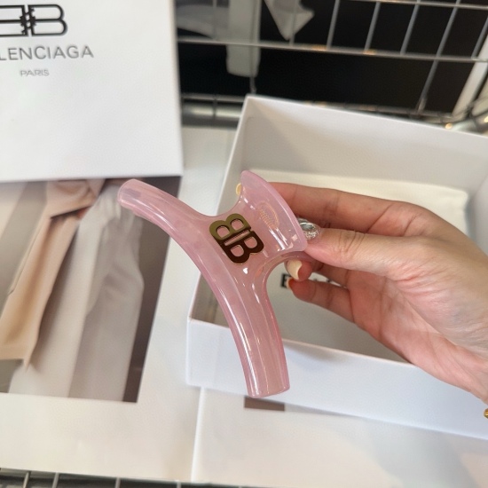 20240413 P 50 comes with Balenciaga candy colored gripper in a packaging box, which is a popular and practical item on the internet. It's simple and practical! A must-have for human hands, super easy to match~