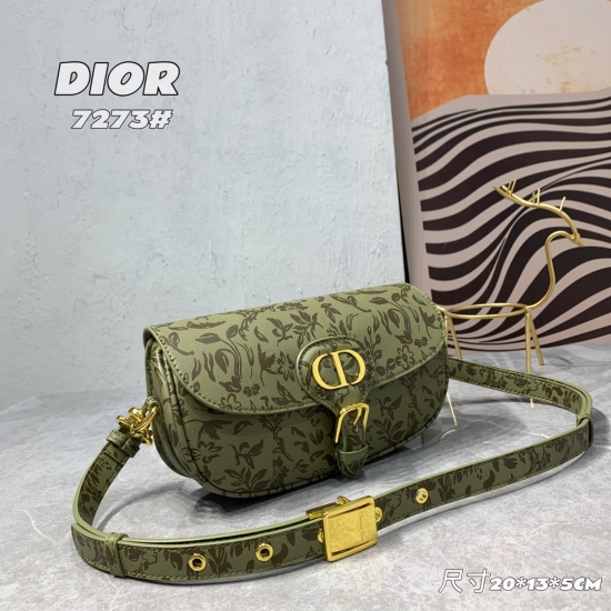 July 10, 2023 [Original Quality] Dior's 22nd Autumn/Winter New! Dior BOBBY's new style, add floral patterns on the monochrome BOBBY bag!, A stiff body! Hardware aging adds a retro feel and is not easy to wear. Model number: 7273 # Size: 20-13-5CM