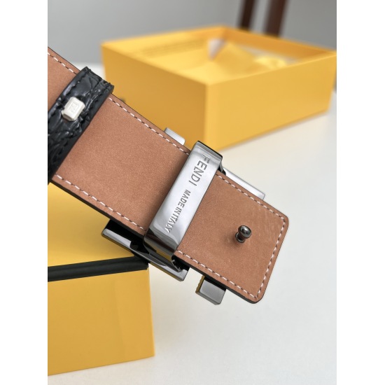 On August 24, 2023, the top product of Di has a width of 3.5cm with a crocodile pattern on the top layer and a tree cream frosted bottom leather. Genuine one to one replica, matching the version. Button head: pure copper buckle (multiple color combination