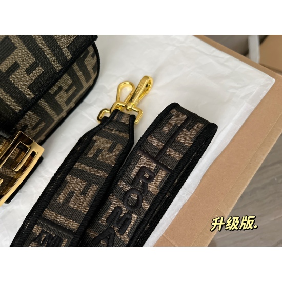 2023.10.26 225 box (upgraded version) size: 26 * 16cm Fendi (F family) Old Flower Method Stick Bag! Can be carried by hand! The wide shoulder strap can also be diagonally crossed, and I believe everyone has seen how popular the old flower is. However, suc
