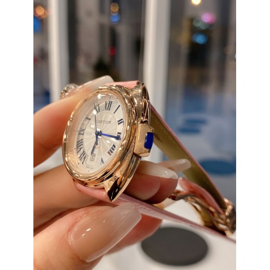 20240408 New Color White Shell 460 Gold 480 Diamonds ➕ The 20 Crocodile Skin High Quality Card Key Series Small 31mm Key Watch retains Cartier's classic design: Arabic numeral time markers and sword shaped blue steel hands, with a blue stone inlaid at the