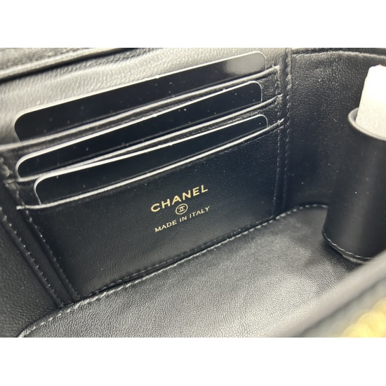 P890A96009 Chanel 23A Wooden Bead Handle Makeup Box Handicraft Workshop Series features exquisite chocolate brown handles that are too high-end. The wooden bead handle is truly super exquisite, with metal logos embedded on top of the small beads. The bag 