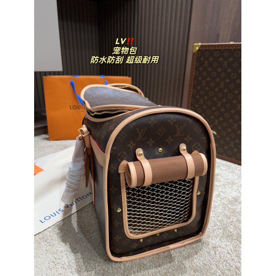 2023.10.1 P300 ⚠ The size 47.32LV pet bag is super large and easy to fit. The inner layer of the bag is specially treated, waterproof and scratch resistant. The cushion inside is soft and sticky, and there is also a small window with a rolling shutter on 