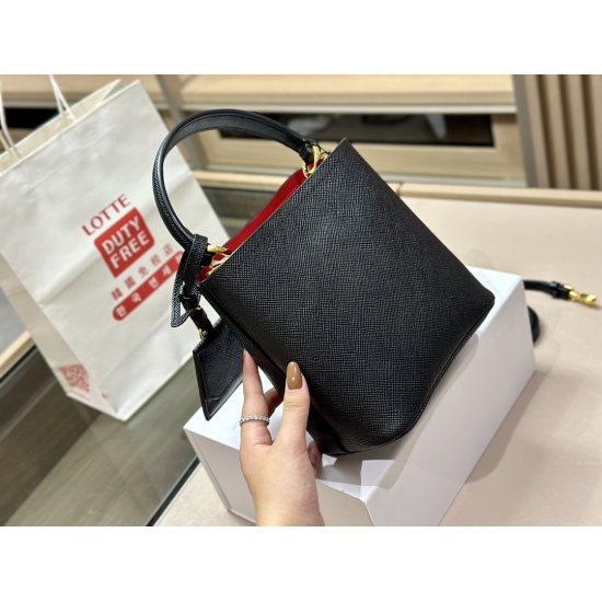 2023.11.06 270 with folding box cowhide size: 18 * 18cm PRADA Prada bucket bag! I love bucket bags!! The highest daily utilization rate! A bag that is suitable for both leisure and work ⚠️ Original cowhide! Original hardware!