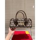 2023.11.10 Cowhide version P235 Valentino Valentino Women's Handbag Valentino Letter Bag comes from Valentino's letter bag. The new season has just arrived. Size 35 16cm