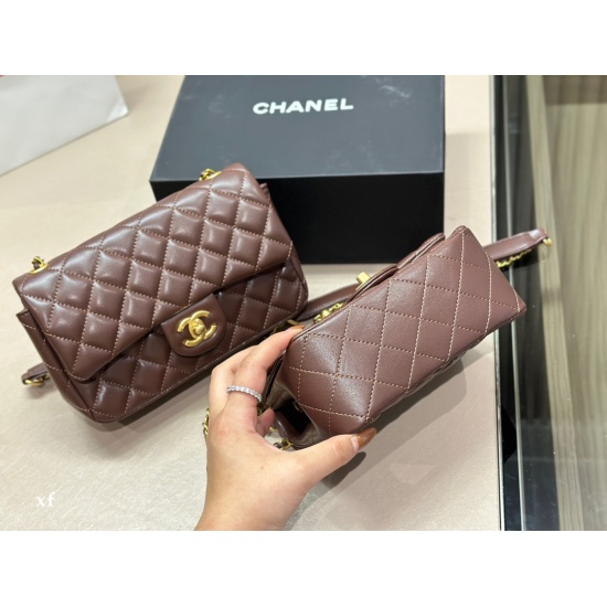 On October 13, 2023, 240 245 comes with a foldable box and an airplane box size of 17cm 20cm. Chanel's new mini is the best and most desirable item of the season