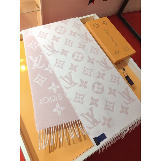 2023.10.05 35 ❗ Version update! LV [ESSENTIAL] Scarves Arrived ❗ The classic Monogram pattern is showcased on both sides, showcasing the brand's heritage with the Monogram pattern and Louis Vuitton logo, paired with soft tassel trim, making it a casual ch