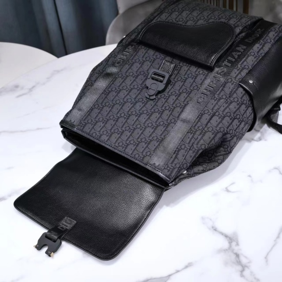 On July 20, 2023, the new counter is available with authentic products. The highest version is DIOR Dior. In 2021, the latest saddle backpack size is 32 * 45 * 16cm. The actual photo is the same as the product, and the picture is the same as the product. 