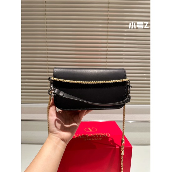 2023.11.10 P195/P190 Folding gift box Valentino Loco is a must for beautiful fairies. It's also very beautiful. The hand held chain bag unlocks fashion charm. cool and cute. The size of the most beautiful girl in the whole street is 28.15/20.13