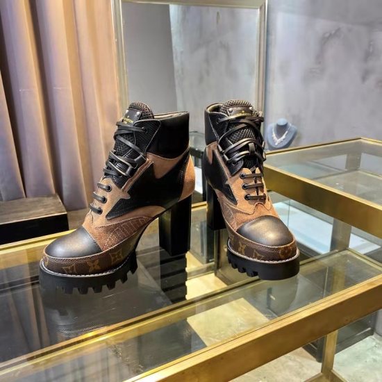 On November 19, 2023, the exclusive counter synchronizes the high-end product quality of the Lv Louis Vuitton high-heeled Martin boots market, and is a popular model with repeated out of stock purchases. The colorful decorations are based on antique lugga