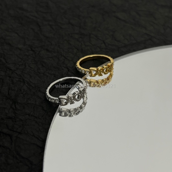 On July 23, 2023, Dior's antique ring counter has been consistently updated with a selection of original and consistent brass materials. The material is sweet and elegant. Size: 678