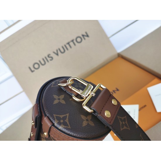 20231126 P700 Top Original Order ✨ The all steel hardware Papillon Trunk handbag is embellished with metal rivets and S-lock hooks, injecting contemporary charm into the traditional style of Louis Vuitton. The semi-hard baguette configuration is convenien