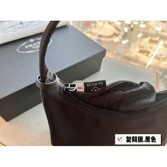 2023.11.06 140 matching box (Korean order) size: 22 * 13cmprad hobo nylon underarm bag, seeing the actual product is truly perfect! packing ✔️ The design is super convenient and comfortable! The upper body has a full sense of atmosphere, and it's very sty
