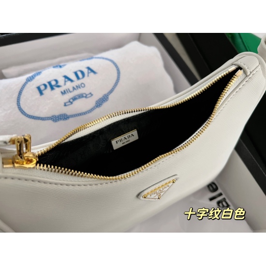 2023.11.06 200 white size: 22 * 13cm Prad hobo underarm bag with extended cross grain cowhide, seeing the actual product is truly perfect! packing ✔️ The design is super convenient and comfortable!