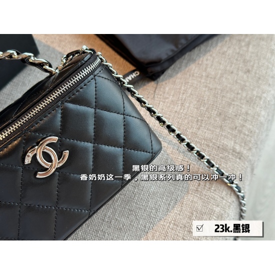 225 box size: 18 * 11cm Xiaoxiangjia 23k black silver small box (box) can be carried by hand! The bag has a locking mirror, which is very practical! The luxurious feeling of black silver! This season, Grandma Xiang, the Black Silver series can really make
