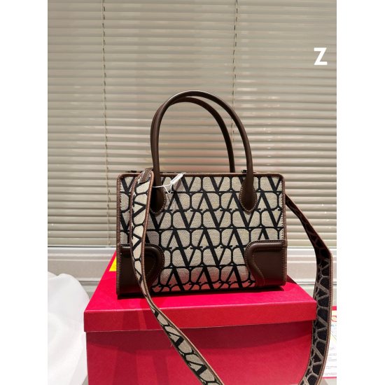 2023.11.10 Canvas P230 with Gift Box VALENTINO Valentino Women's Loc Calfskin Handheld Tote Bag The new Rockstudy Alcove accessory series iconic vlogo Signature avant-garde design creates a unique and tempting charm. Size 28.19