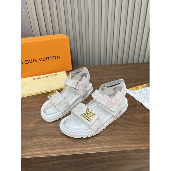 On November 17, 2024, Louis Vuitton's multi-color optional new slippers were on the market with a 1:1 high-end customization, instantly killing all imitations. The original mold logo decoration is both fashionable and beautiful. The fabric: calf leather, 