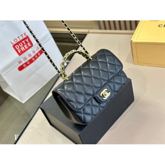 On October 13, 2023, 235 comes with a foldable box. The size of the airplane box is 20 * 13cm. Chanel Handheld Facai Series has various awkward shapes
