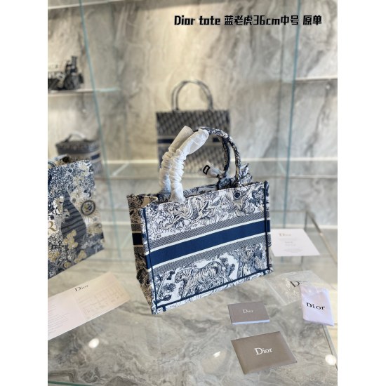 On October 7, 2023, the new mid size Dior Book Tote is an original work signed by Christian Dior Art Director Maria Grazia Chiuri and has now become a classic of the brand. This small style is designed specifically to accommodate all your daily necessitie