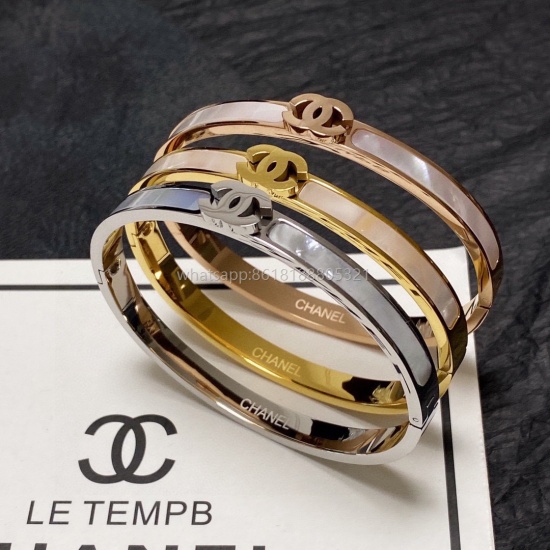 On July 23, 2023, the new Chanel Chanel Fritillaria Thick Precision Steel Color Preserving Bracelet is a super heavy Bling Bling bracelet with excellent color matching. The high-end precision steel material is not allergic and fades. One to one exquisite 