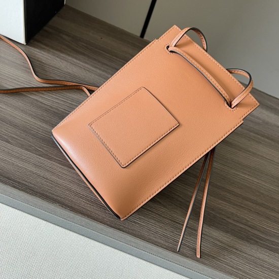 20240325 Original 650 Premium 760 Classic Cow Leather Practical Small Bag, Comes with Shoulder Straps and Anagram Dices* Shoulder or crossbody * with two leather straps, customizable dice can be added * Loewe embossed on the base. Size: 21 * 15 * 5cm Mode