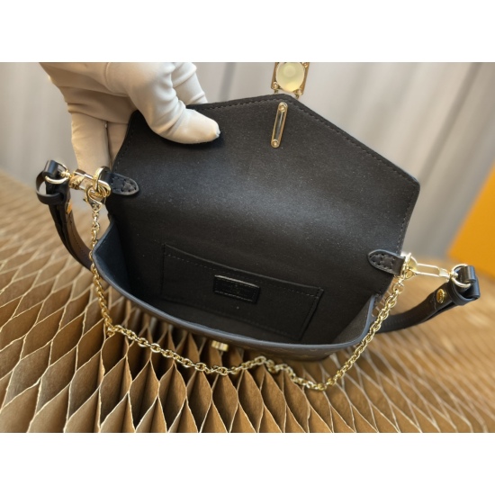 20231125 Internal Price P500 Top Original Order [Exclusive Background] Model Number: M80559 Popular Lock Double Chain Underarm Bag Padlock on Strap Underarm Bag is so popular, LV should have one too, right! The previous Cousin was relatively large in size