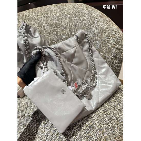 On October 13, 2023, Xiaoxiang Garbage Bag P240p245 Size: Large 38, Medium 35cm, Key Draw!! Whether you are a tall woman with a height of 170cm+or a cute girl with a height of 160cm+, the medium size is both practical and casual, with a versatile size tha