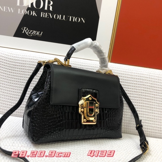 20240319 ╭ ╮ ╮ Dolce Gabbana Dolce Gabbana imported cowhide, batch 530 system ╭ ╭ ╭ ╮ simple and fashionable, while creating a fashionable and elegant early autumn look. The size is 28.20.9cm. Model 4139.