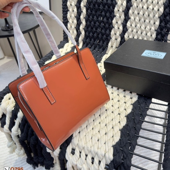 2023.11.06 220 Gift Box Prada Handbag Prada Prada has been really popular lately. In my mind, I suddenly came up with N matching methods, which are very versatile, and the upper body is also very good! Size 22 18cm