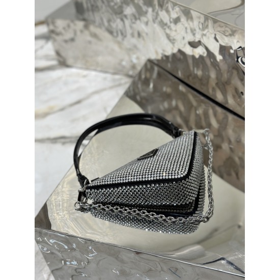 On March 12, 2024, the original 760 special grade 880 triangular diamond bag features a full body imitation crystal decoration. Through in-depth exploration of the triangle, it inspires new geometric forms and reinterprets Prada's long-standing password. 