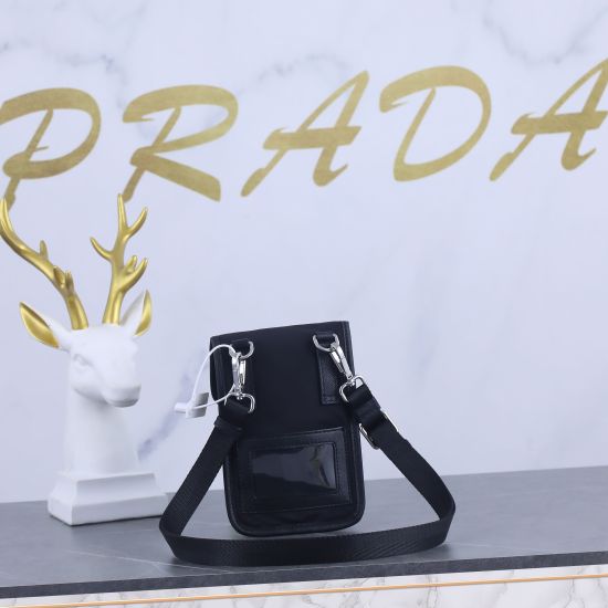 On March 12, 2024, batch 410, [with box], the new mobile phone bag 2ZH109 has been launched. The new handbag machine has a super simple and unique design, which is definitely worth it for the current popular trend of small bags! Moreover, there is a retro