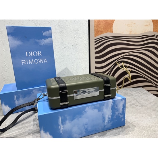 DIO ᖇ dior RIMOWA co branded limited edition small luggage case bag is here! Since Rimow α After being acquired by a giant, I feel that the level has been further improved, especially with the use of RIMOWA's iconic frosted aluminum groove design and obiq