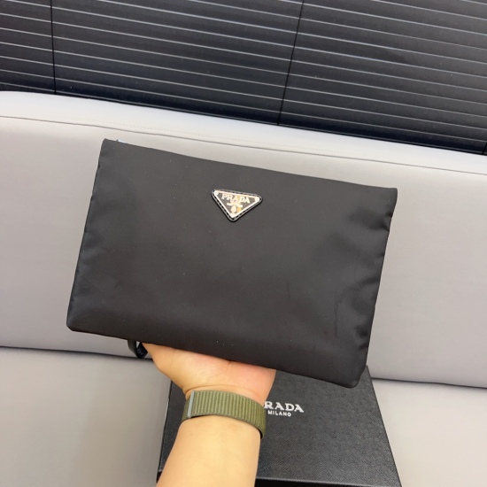 2023.11.06 P150 Prada Nylon Fabric Handbag Handbag Handbag is exquisitely inlaid with exquisite craftsmanship, classic and versatile. Real object photography and distribution dustproof bag gift box large 19 x 29cm small 17 x 27cm