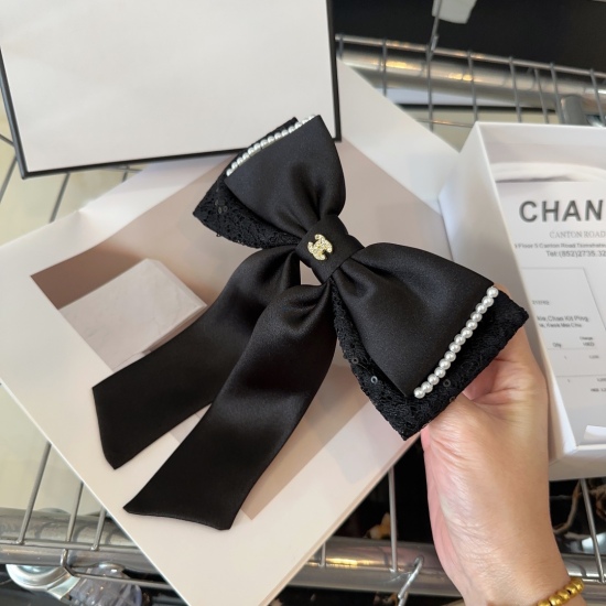 220240401 P 60 comes with packaging box Chanel's latest popular spring hairpin, super beautiful! A socialite with a charming demeanor, a must-have for little fairies