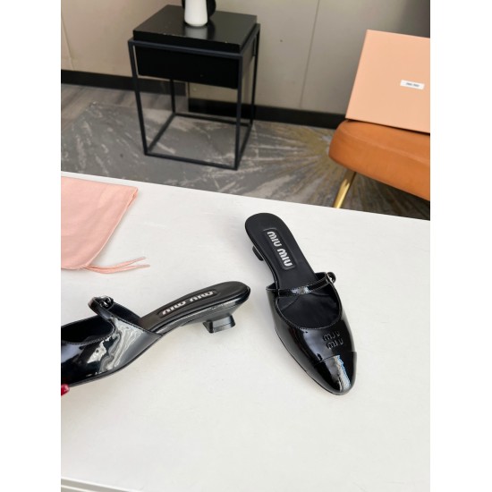 20240403 280 2024 Miumiu Early Spring Fashion Splicing Slippers Fabric: Imported Lacquer Leather Inner Lining: Imported Mixed Sheep Lining Sole: Original Imported Genuine Leather Sole Padding: Air Pressure High Frequency Wave