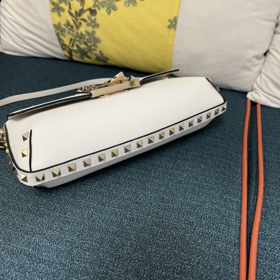 20240316 Original 910 Special 1030 Model: 2076GARAVANI ROCKSTUD Calf Leather Handbag. Portable chains and trims are adorned with iconic rivets. Thanks to the extendable shoulder straps, this bag can be carried on both shoulders and by hand- Electroplated 