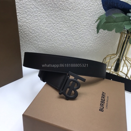 On August 7th, 2023, Burberry and Italian made leather belts are paired with contrasting stitching details. Decorative brand exclusive logo pattern with decorative tag buckle, width 3.5cm