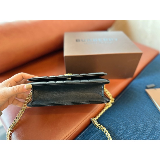 2023.11.17 205 box size: 19 * 11cmbur Lola new product chain pack with soft leather and honing seam technology filled with advanced! It looks great with my basic style!