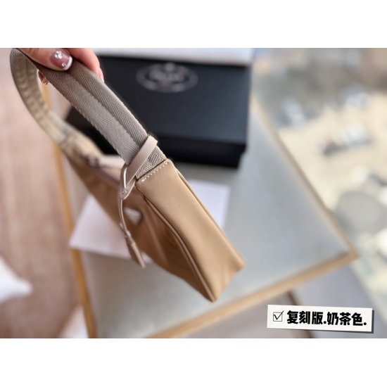 2023.11.06 140 matching box (Korean order) size: 22 * 13cmprad hobo nylon underarm bag, seeing the actual product is truly perfect! packing ✔ The design is super convenient and comfortable! The upper body has a full sense of atmosphere, and it's very styl