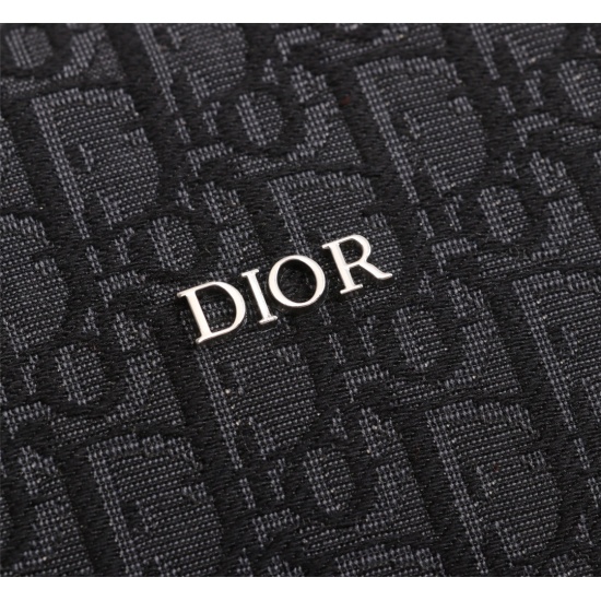 20231126 batch 730Dior Oblique luggage bag 9053 Dior Oblique patterned jacquard luggage bag is a fashionable oversized handbag. The iconic beige and black Dior Oblique patterned jacquard enhance the rounded and spacious silhouette. The front of the black 