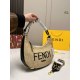 2023.10.26 P205 (with box) size: 2715FENDI Fendi's new Lafite underarm bag with a crescent moon has a striking appearance in addition to the underarm back. The metal logo at the bottom is super eye-catching, and the capacity is also very large: it feels t