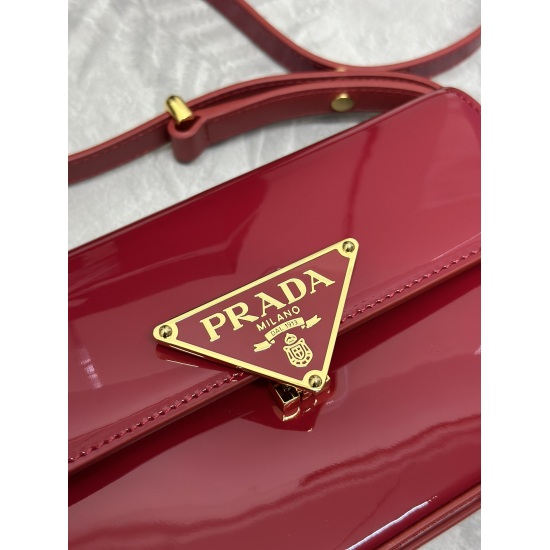 2024.03.12 P770. The new 1BD339 patent leather single shoulder bag showcases a minimalist design concept through its smooth lines and compact appearance. It is made of outer patent leather calf leather/inner sheepskin fabric, equipped with adjustable shou