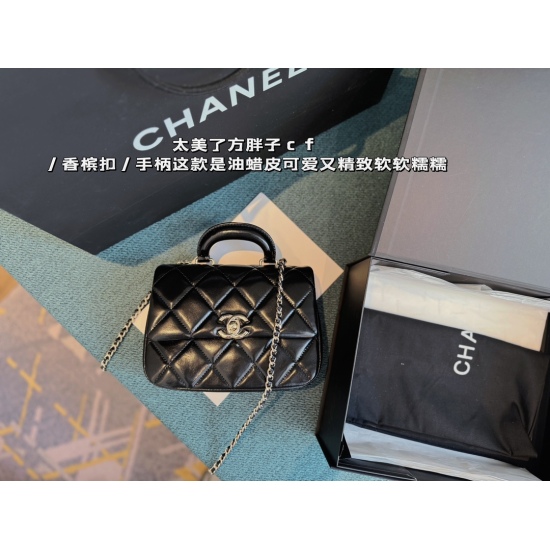 235 box size: 19.5 * 14.5cm Xiaoxiangjia 24c is the best looking new one! The new handle, CF, is so beautiful. The square fat guy/champagne buckle/handle is made of oil wax skin, which is cute and delicate, soft and sticky