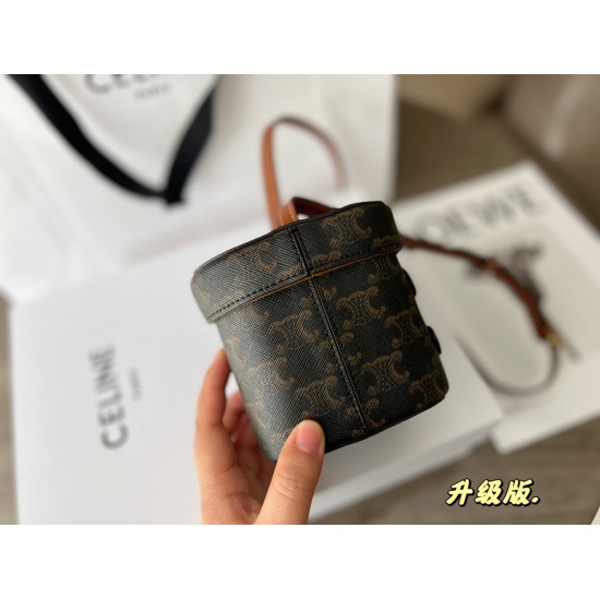 2023.10.30 195 box upgrade size: 11 * 11 * 11cmcelline ✔️ The small box is really cute! Many people are attracted to it at the 22 runway!