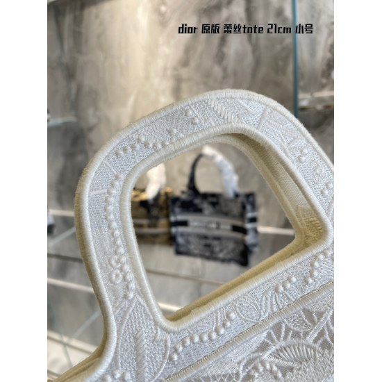 On October 7, 2023, the p195 Dior Book Tote is an original work signed by Christian Dior Art Director Maria Grazia Chiuri and has now become a classic of the brand. This small style is designed specifically to accommodate all your daily necessities, with 