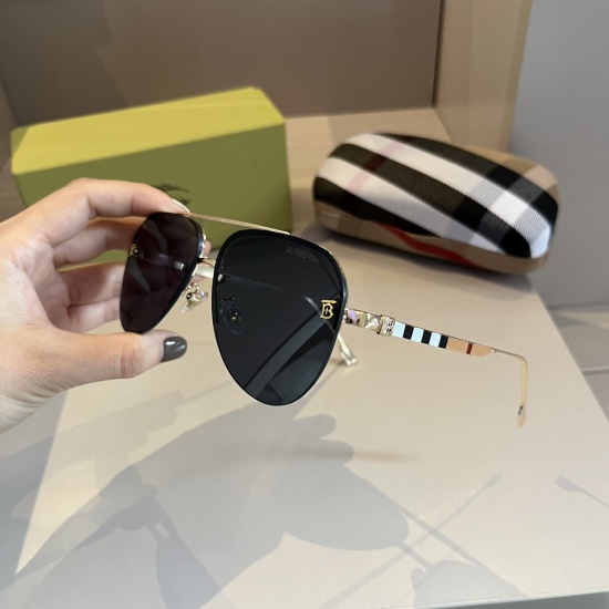 220240401 95Burberry's new integrated driving mirror sunglasses are a must-have for travel, with multiple celebrities and the same style of sunglasses for men and women. Flying sunglasses for both men and women