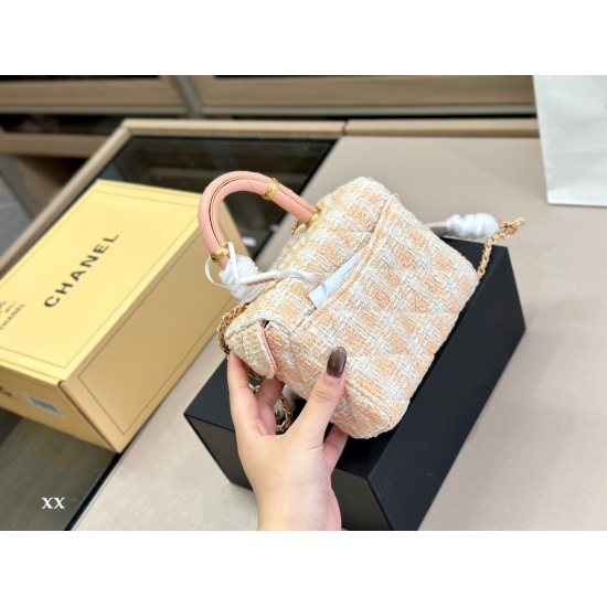 On October 13, 2023, 245 comes with a folding box and an airplane box size of 14.12cm. I really like the new Chanel square box bag! The design of the handle that falls in love at first sight is truly adorable ❤️！ Not too much detail, not too much, just ri