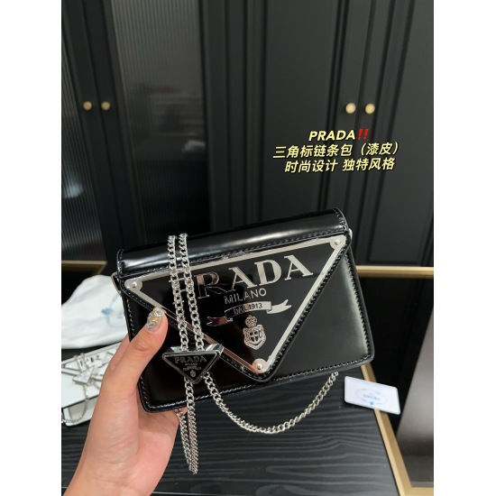 2023.11.06 Lacquer P235 box matching ⚠️ The unique talent of the Prada PRADA Triangle Chain Bag with a size of 17.10 lies in its relentless pursuit of new ideas, which not only predicts fashion trends but also leads fashion trends