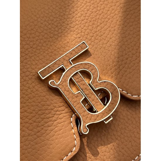 On March 9, 2024, P880 B family lychee grain cowhide TB metal leather diagonal cross bag, the body of the bag is made of imported customized lychee grain calf leather, with soft and glossy leather, clear leather lines, and a particularly comfortable feel.